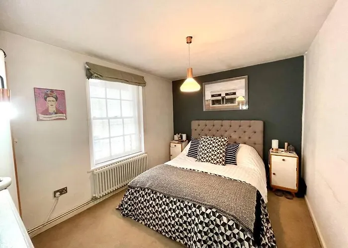 Gorgeous 2 Bedroom Apartment Edge Of Cabot Circus